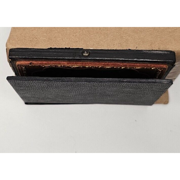 1/6th Plate Daguerreotype Of An Older Woman In Half A Union Case With Cover - Picture 8 of 11